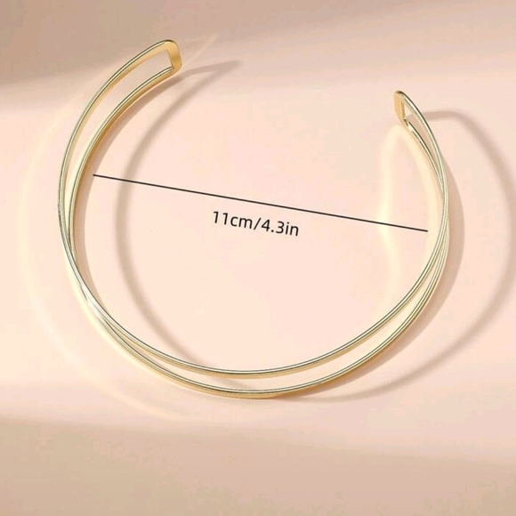 Elegant Gold Choker Necklace - Picture 2 of 3